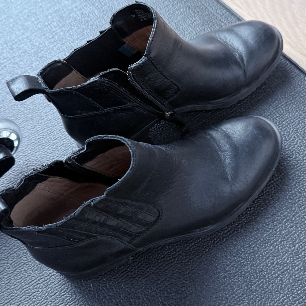 Sofft Bellis II - Black Leather Ankle Booties size 7